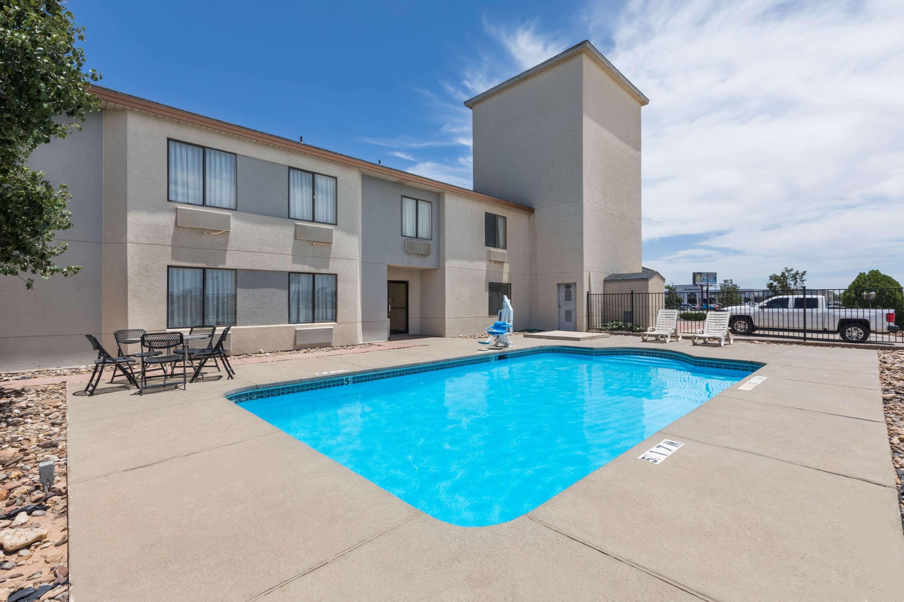 Motel Super 8 By Wyndham Midland Extérieur photo
