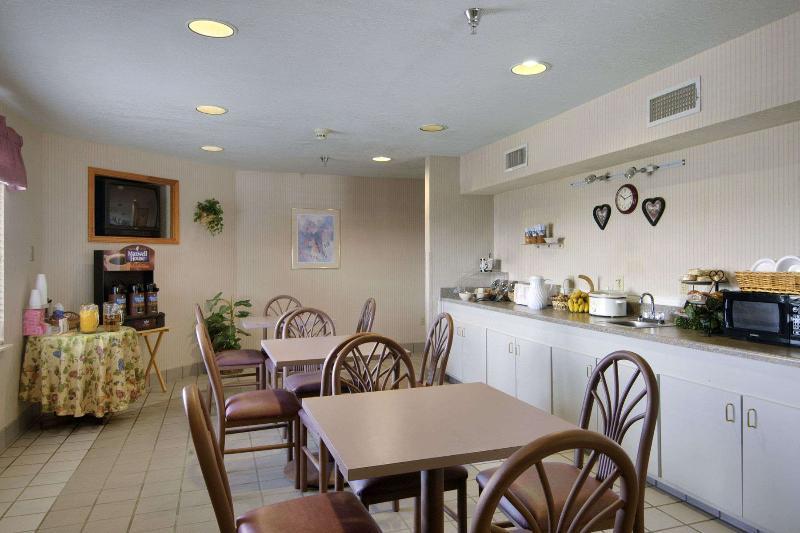 Motel Super 8 By Wyndham Midland Extérieur photo